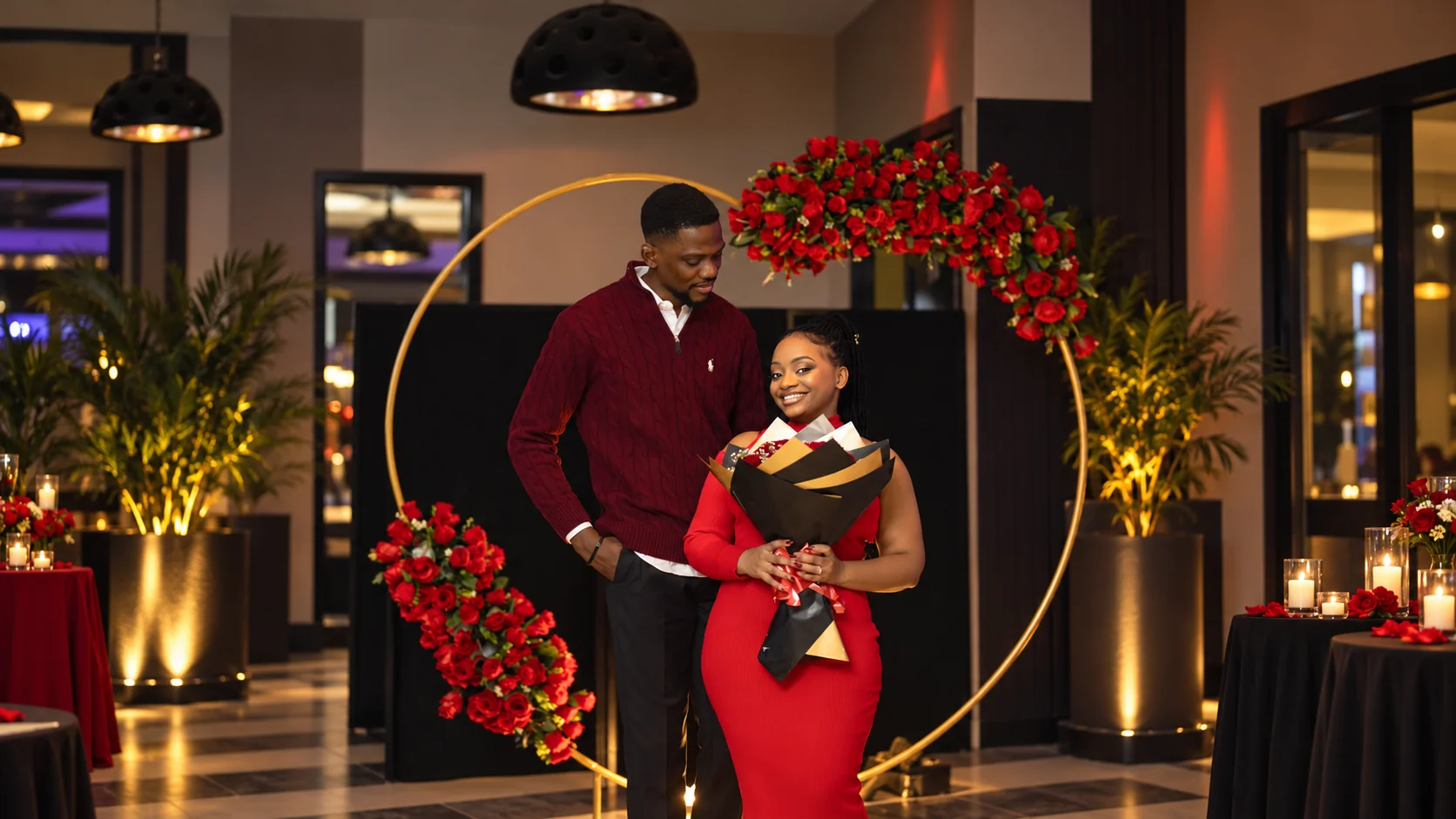 Divine et Matthieu devant une arche de roses, Divine tenant son bouquet